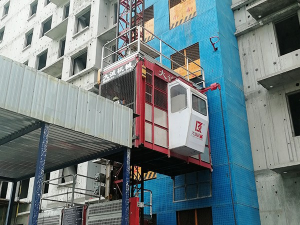 河南施工電梯廠家價格！